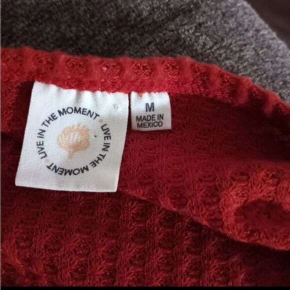 LIVE IN THE MOMENT BURNT ORANGE WAFFLE KNIT V-NECK SWEATER SZ.M EUC - Picture 4 of 5